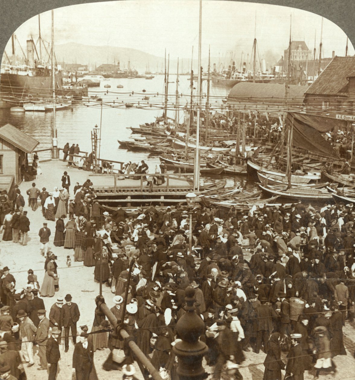 港口，位于挪威最大的鱼类市场卑尔根的市场西北角，建于1905年。 作者 不明