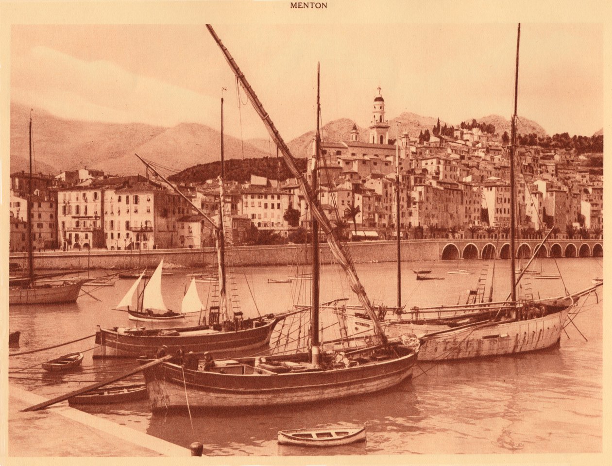 芒通的港口和老城区，1930年。 作者 不明