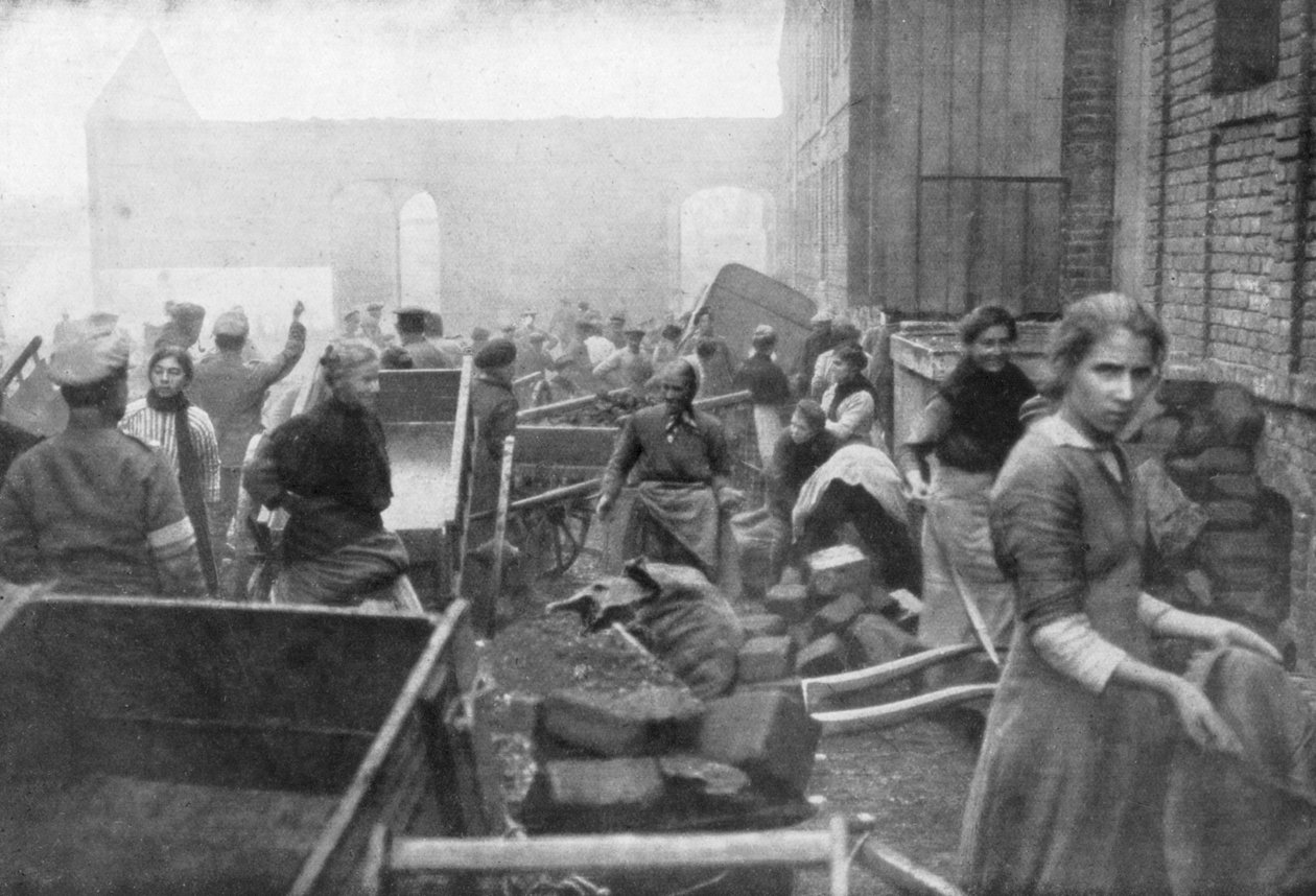 1918年，科德里居民来到法国英军寻找食物 作者 不明
