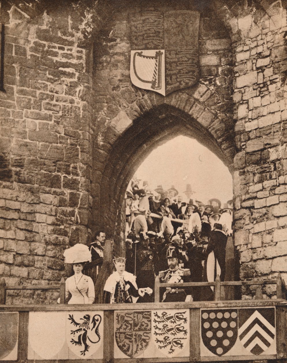 威尔士亲王在1911年7月13日在卡那封城堡（Carernarvon Castle）的葬礼 作者 不明