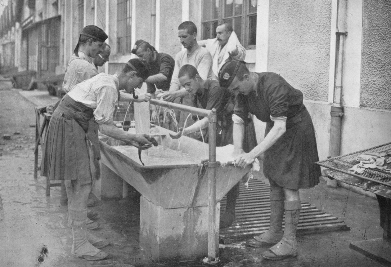 1914年，欧洲大陆的晨间厕所 作者 不明