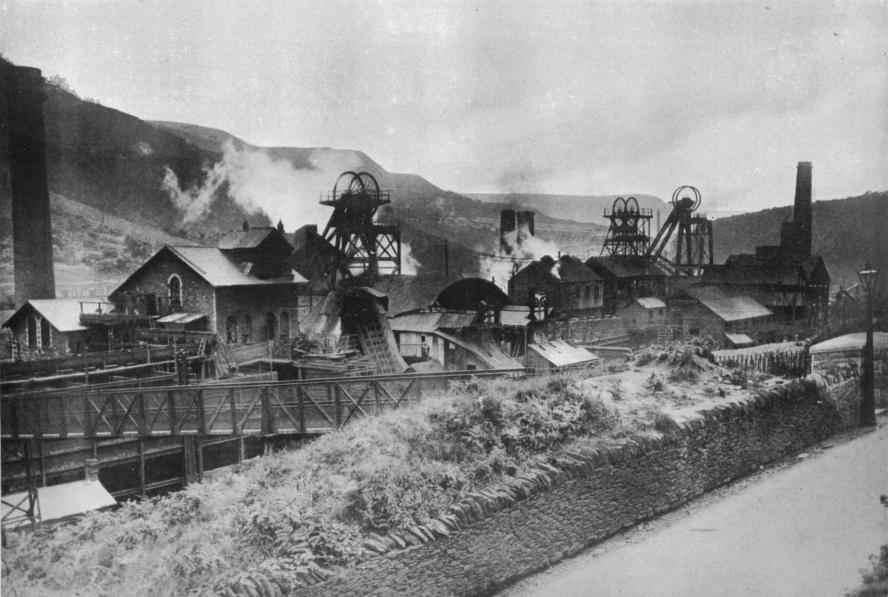 煤炭罢工现场：典型的南威尔士外套矿，1915年 作者 不明