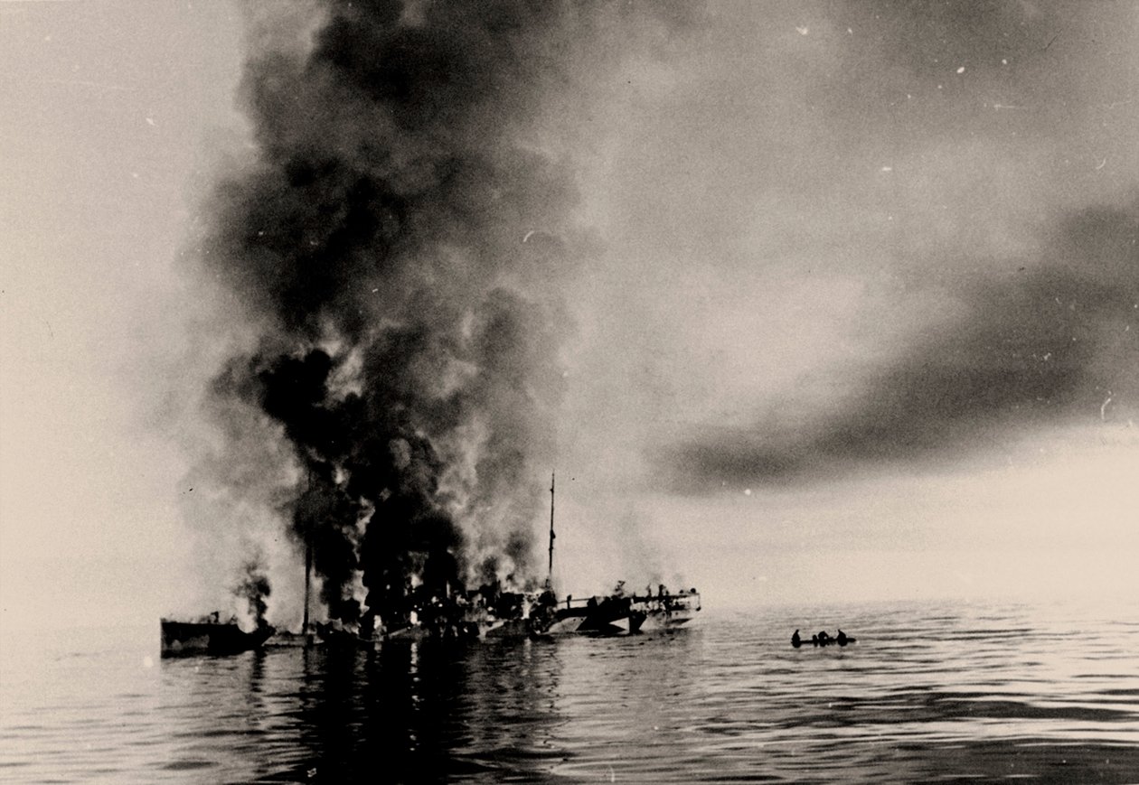 1942年8月25日，德国巡洋舰Scheer海军上将破冰船Alexander Sibiryakov下沉。 作者 不明