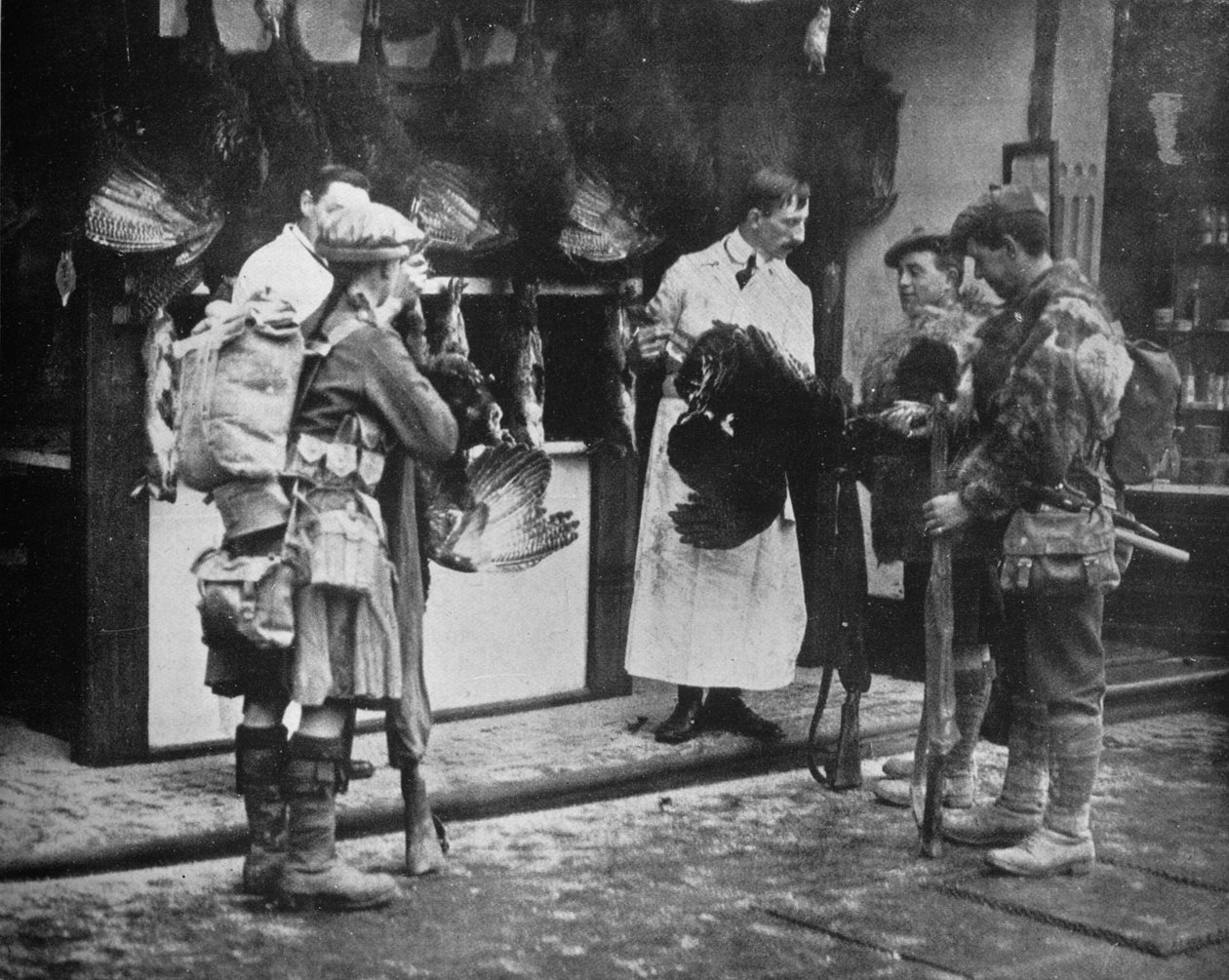 1915年，士兵们当家常小兵 作者 不明