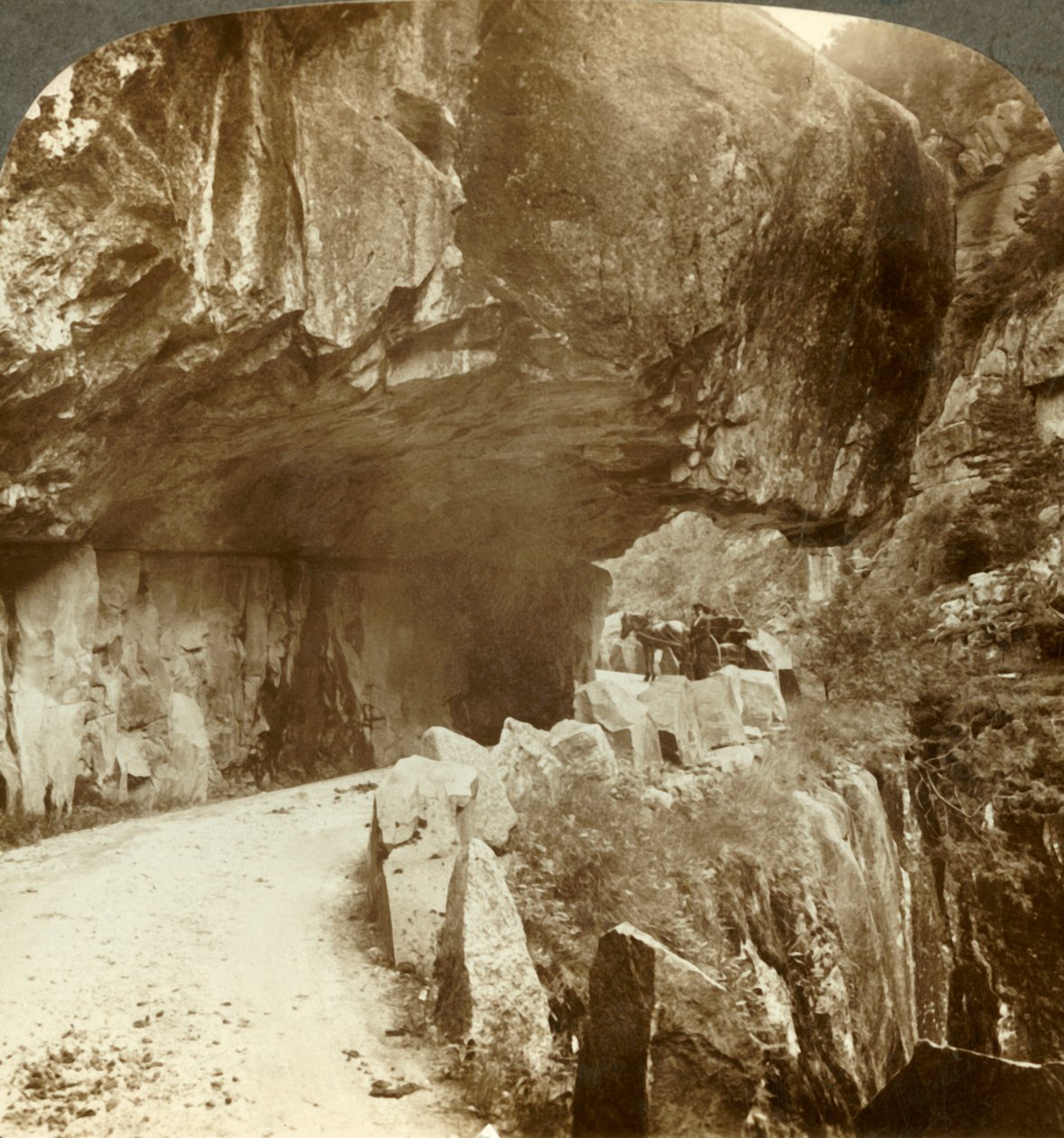 精彩的Bratlandsdal公路，穿越坚硬的岩石山壁，挪威，摄于1905年。 作者 不明