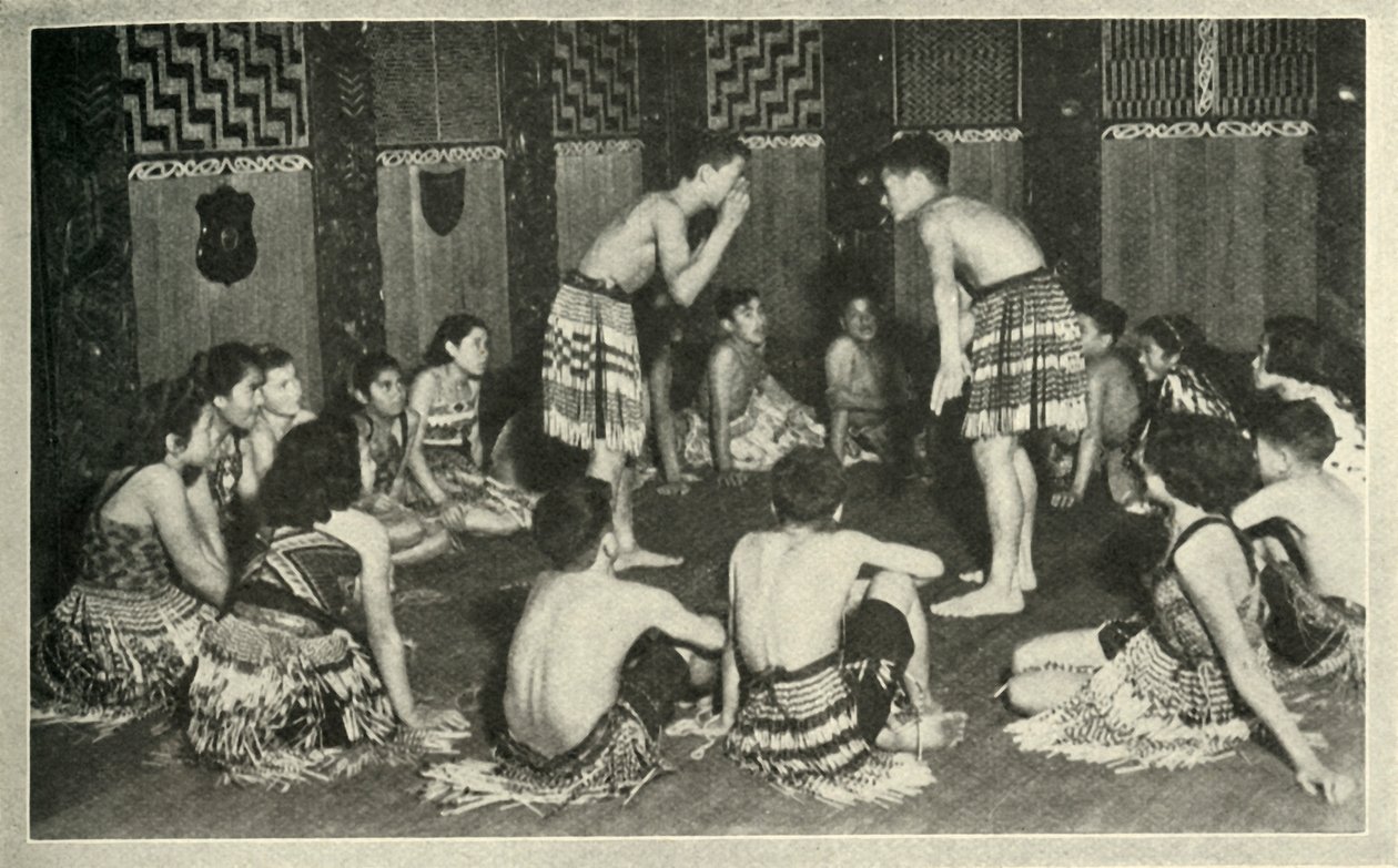 Whakarewarewa土著学校的这些毛利人孩子在玩手游戏，c1948。 作者 不明