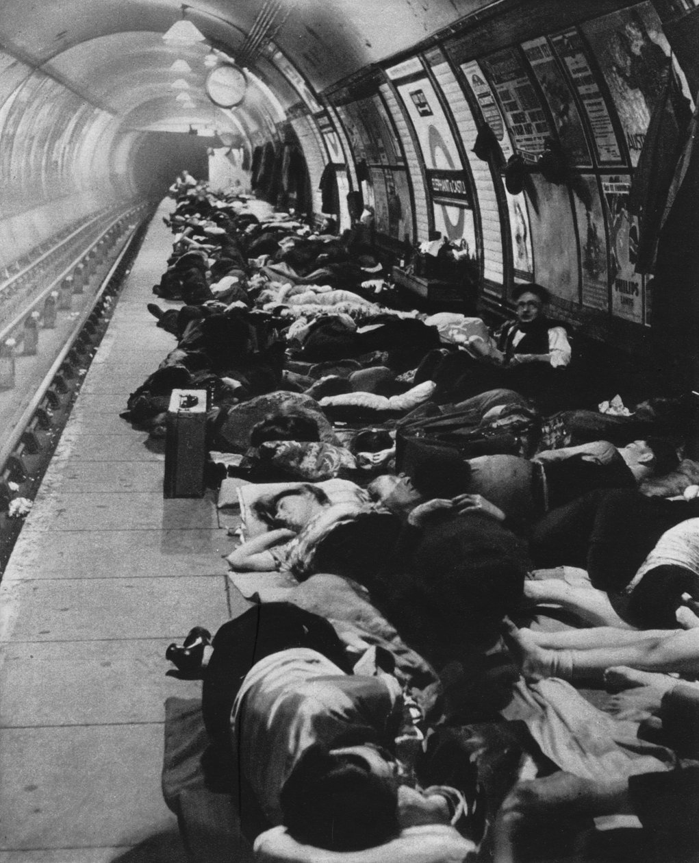那些去收容所的人开始了一种新的夜生活，1942年11月11日， 作者 不明