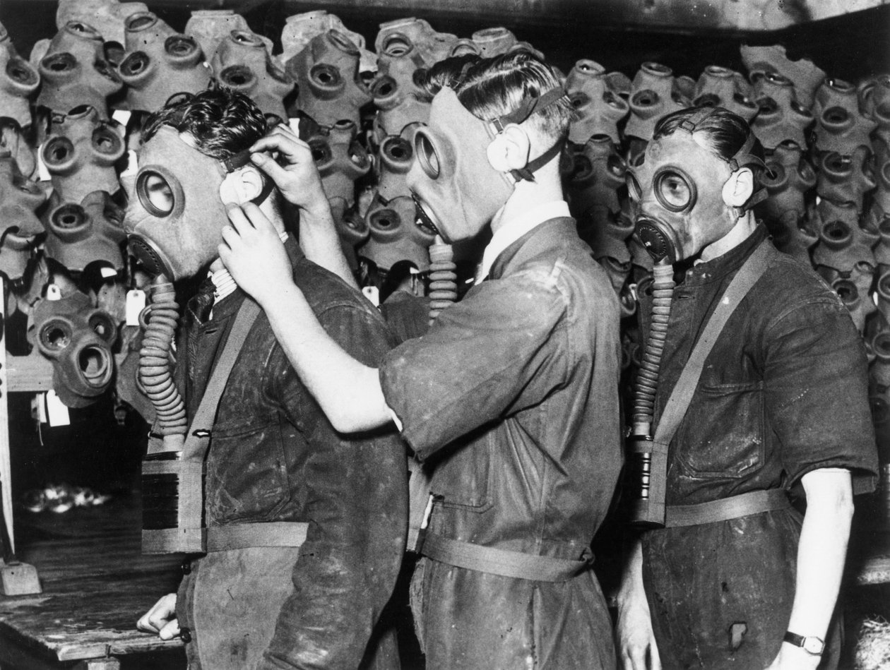 三个戴防毒面具的男人，约1930年代 作者 不明
