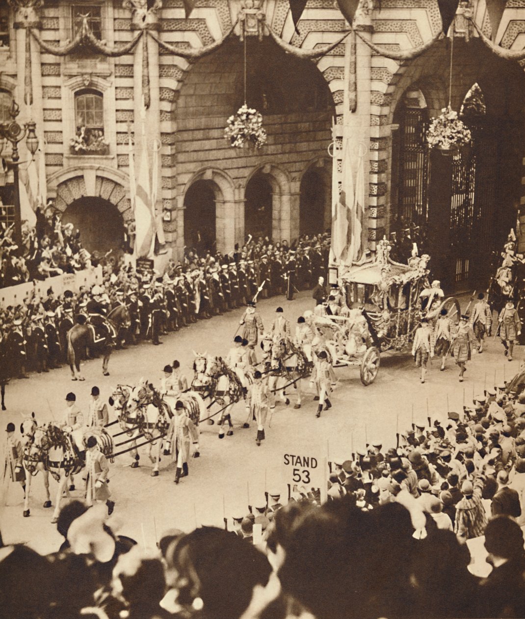 通过金钟拱门，1937年5月12日 作者 不明