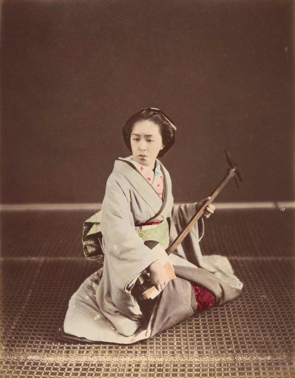 [东京艺妓与三味线]，1870年代。 作者 不明