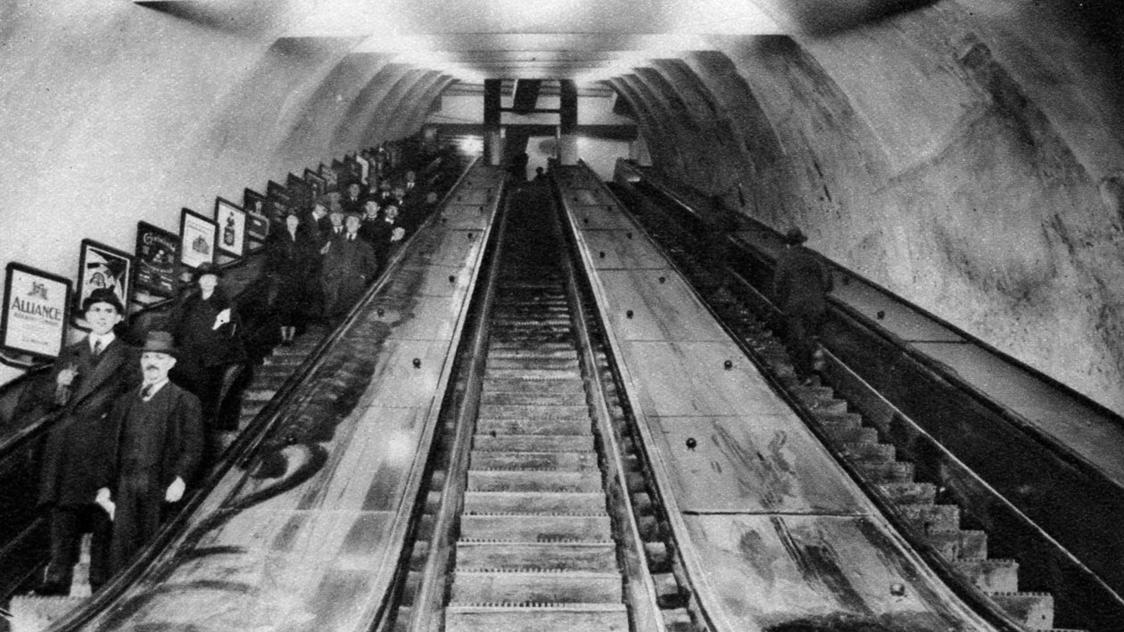 伦敦（Tottenham Court Road）地铁站自动扶梯，1926-1927年 作者 不明