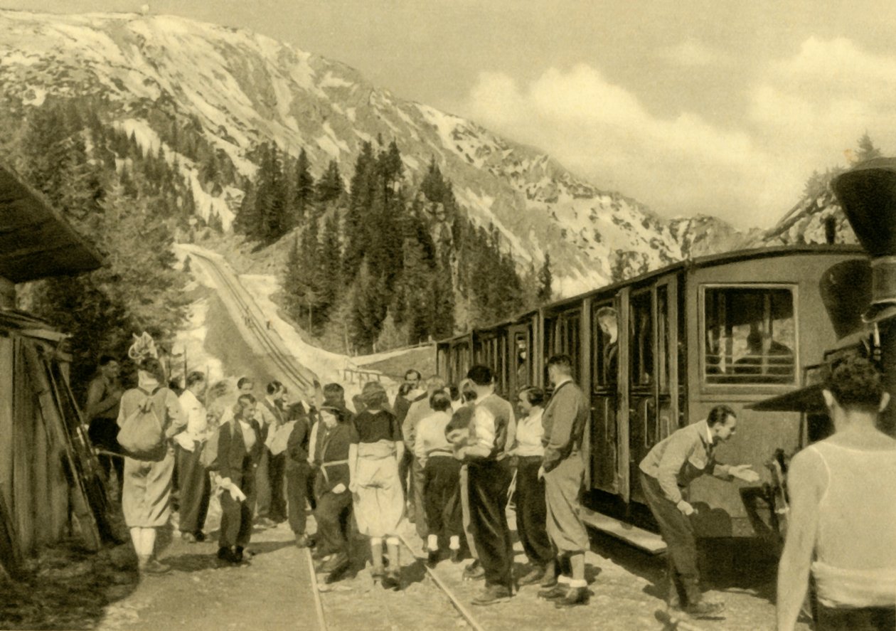 鲍姆加特纳豪斯车站在Schneeberg铁路，下奥地利州，c1935年的游客。 作者 不明