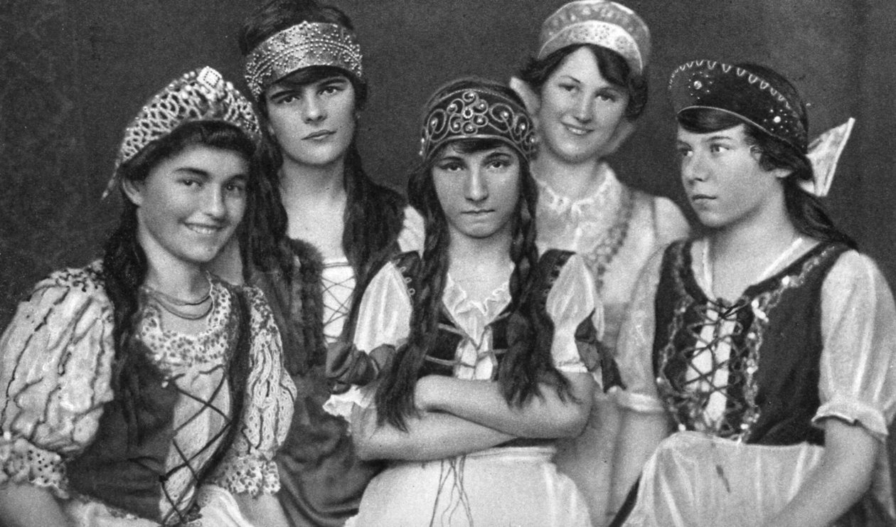 匈牙利妇女穿着的传统服饰，匈牙利，1922年 作者 不明
