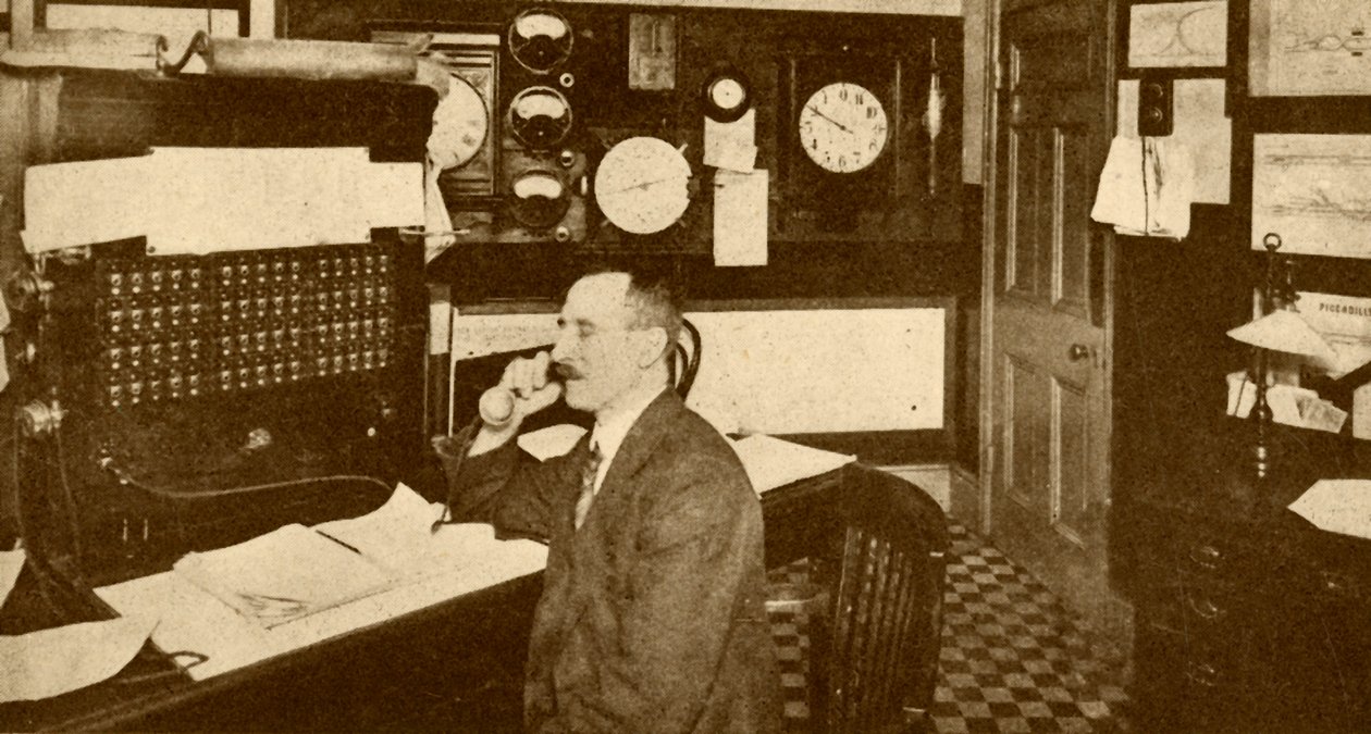 伦敦地铁的交通管制员办公室，1930年。 作者 不明