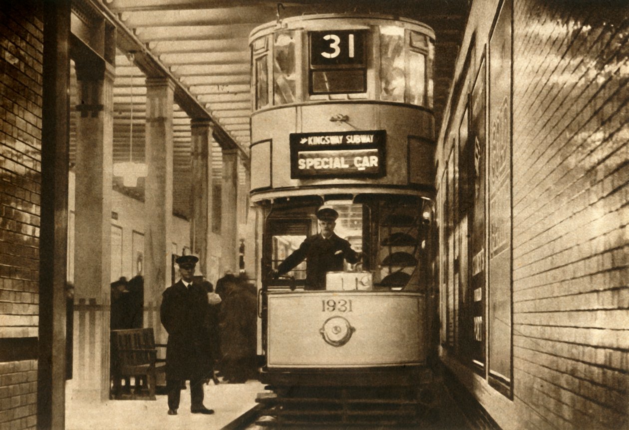 伦敦金斯威地铁站的电车，1931年，1933年。 作者 不明
