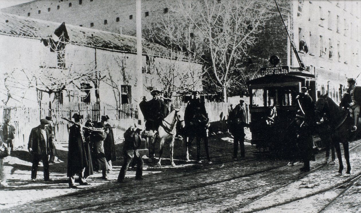 Tramway strike in Madrid, the civil guard charges at strikers who try to stop a tramway, published in the magazine "Nuevo Mundo", December 1919 (b/w photo) 作者 不明