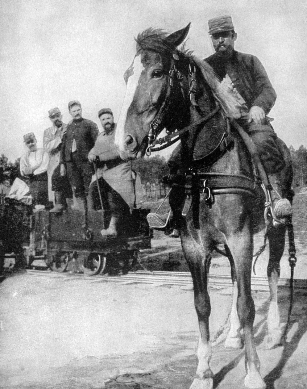 1915年在法国阿尔贡森林运输 作者 不明