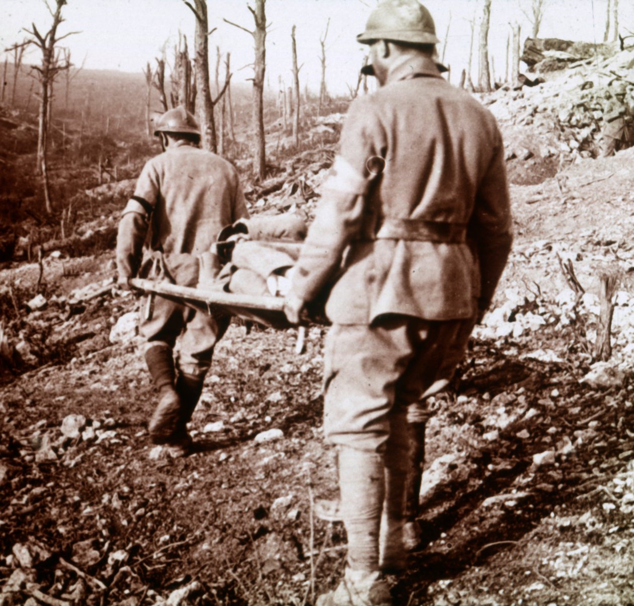 在法国北部，Chemin des Dames，运送伤员，c1914-c1918。 作者 不明