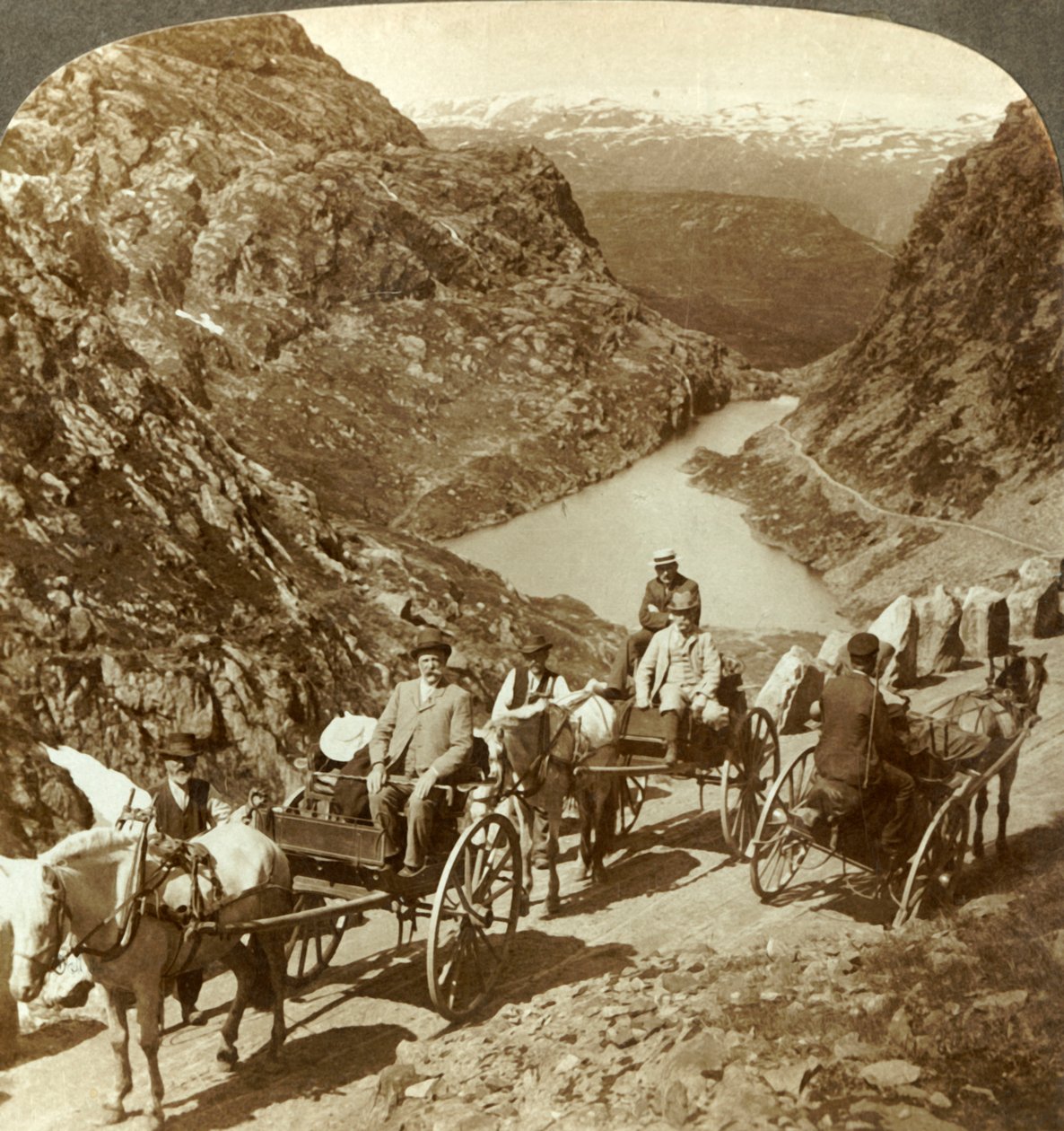 山路的旅客通过Seljestad，挪威，c1905的野生山沟。 作者 不明