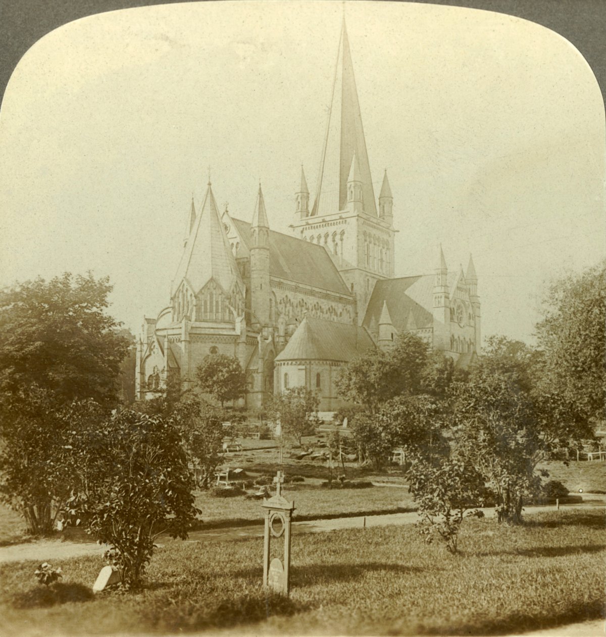 特隆赫姆大教堂（Trondhjem Cathedral）的传统可以追溯到八个世纪，挪威，大约在1905年。 作者 不明