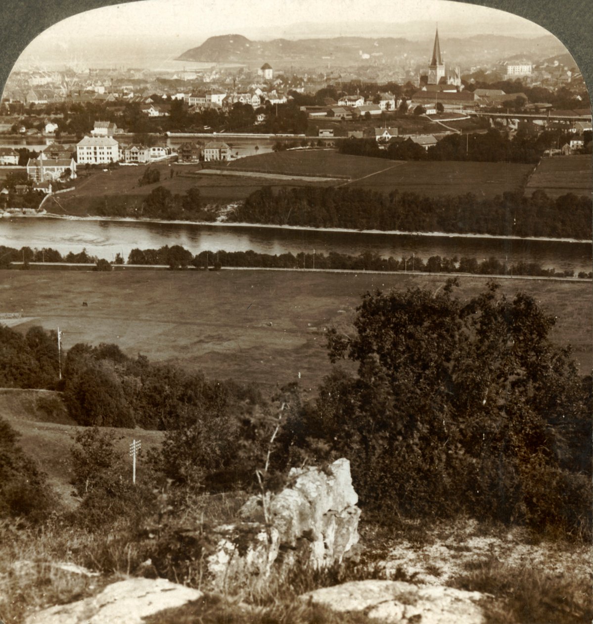 Trondhjem，其房屋，仓库和大教堂，位于挪威尼德河和峡湾之间，1905年。 作者 不明