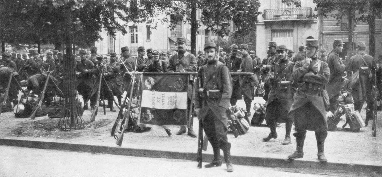法国第102步兵的队伍和旗帜，圣弗朗索瓦·泽维尔，法国巴黎，1914年8月 作者 不明