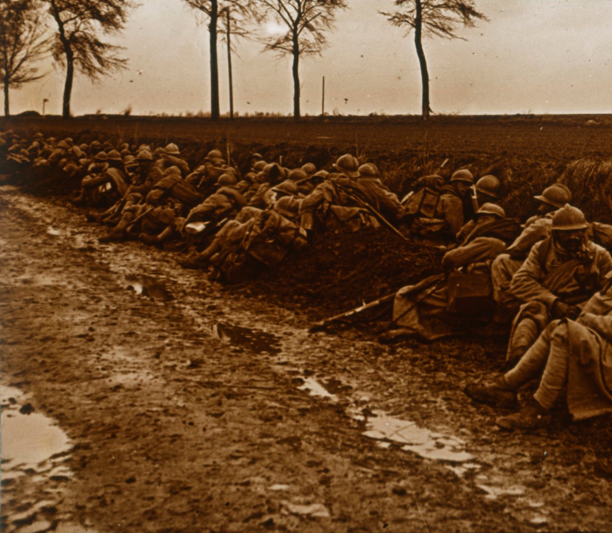 C1914-C1918公路旁的部队 作者 不明