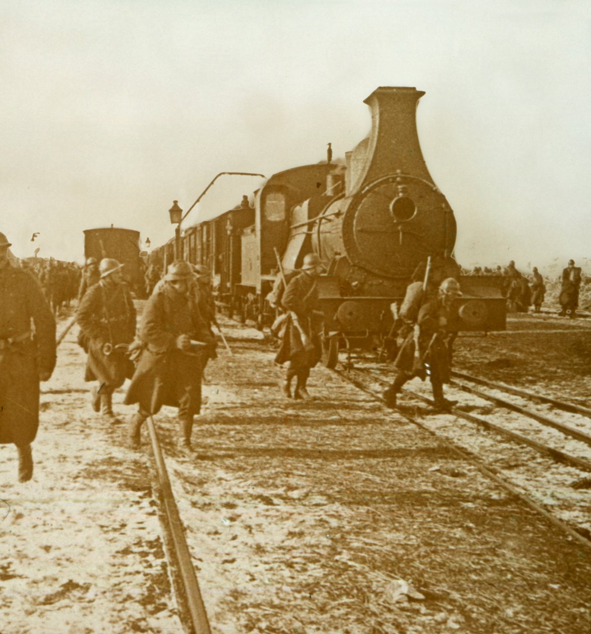 部队从蒸汽火车下车，c1914-c1918 作者 不明
