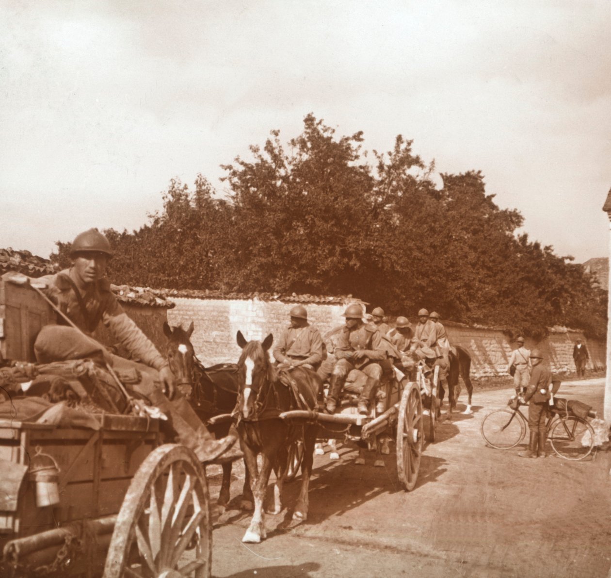 马拉推车上的部队，法国拉克斯，c1914-c1918 作者 不明
