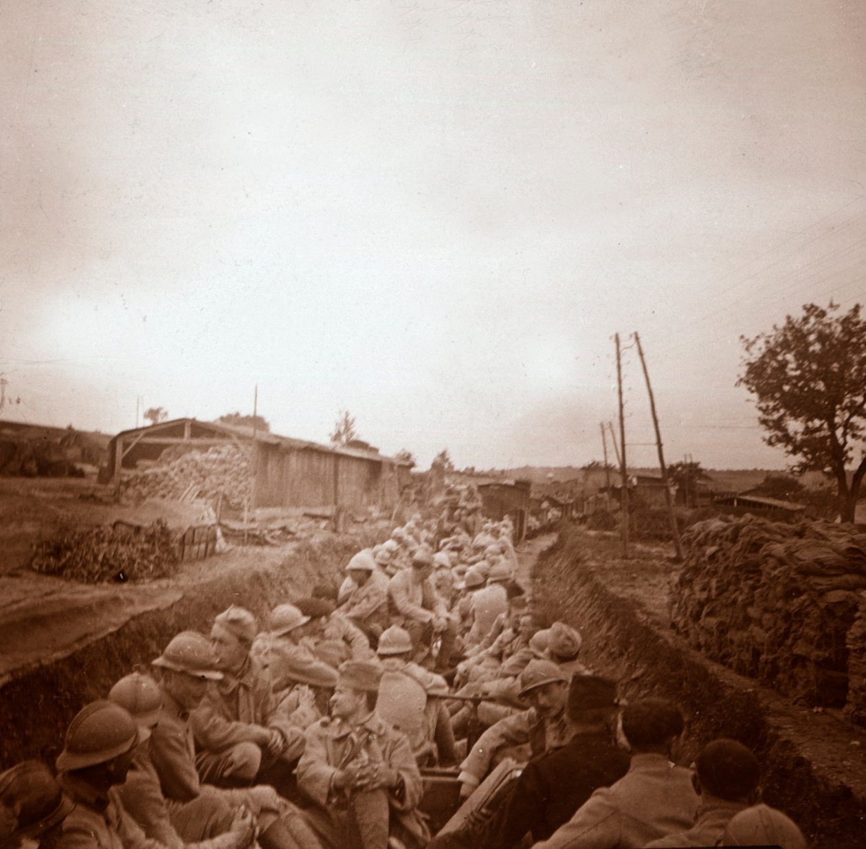 法国北部热尼库尔，开放式火车车厢中的部队，c1914-c1918 作者 不明