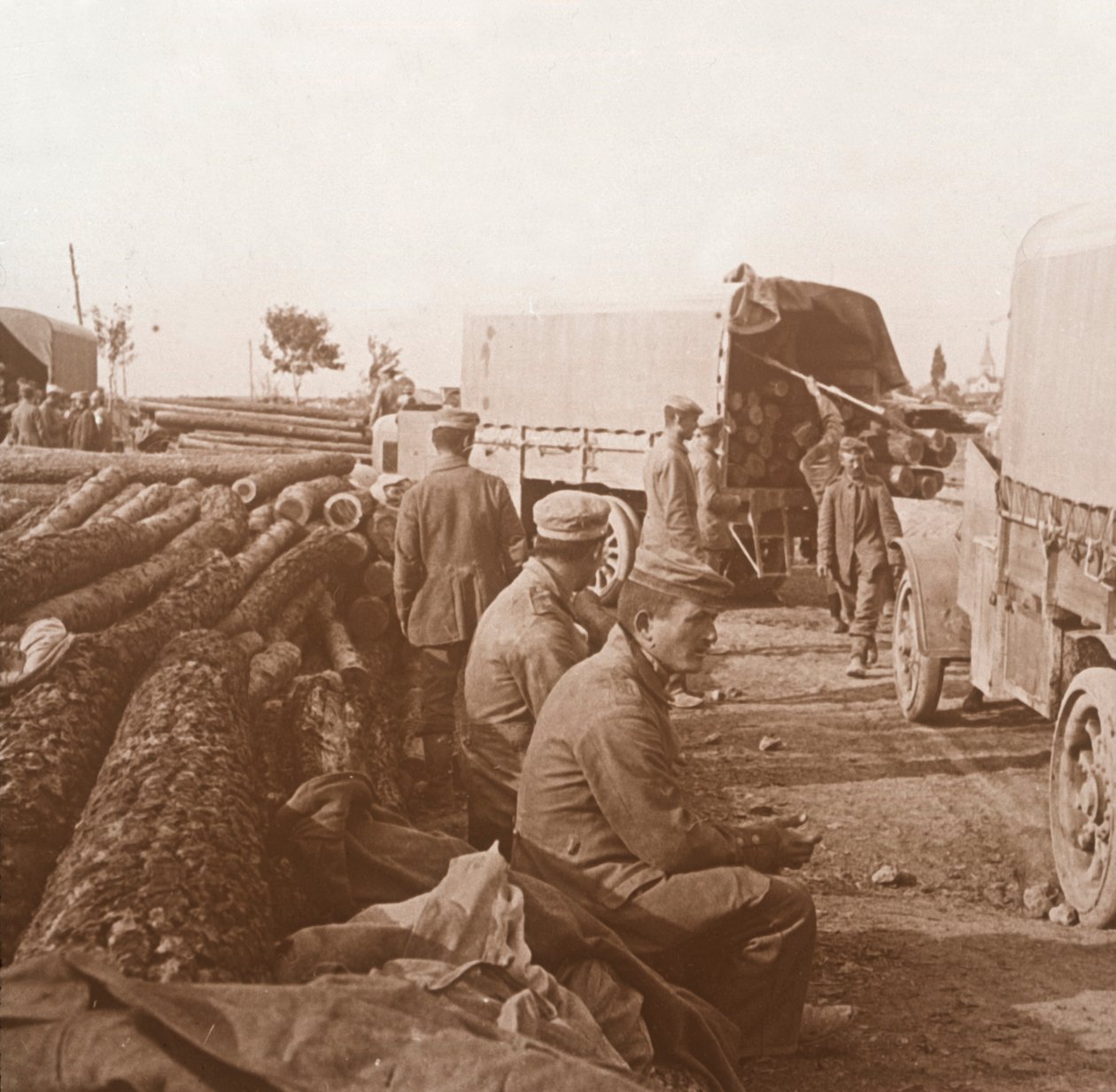 法国北部凡尔登的VoSacrée上的卡车，c1914-c1918。 作者 不明