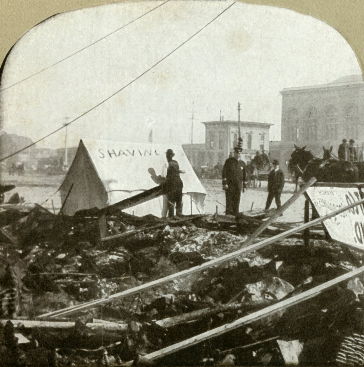 真正的毅力-理发师在旧地方人行道上伸展的帐篷上的绘画标志，1906年。 作者 不明