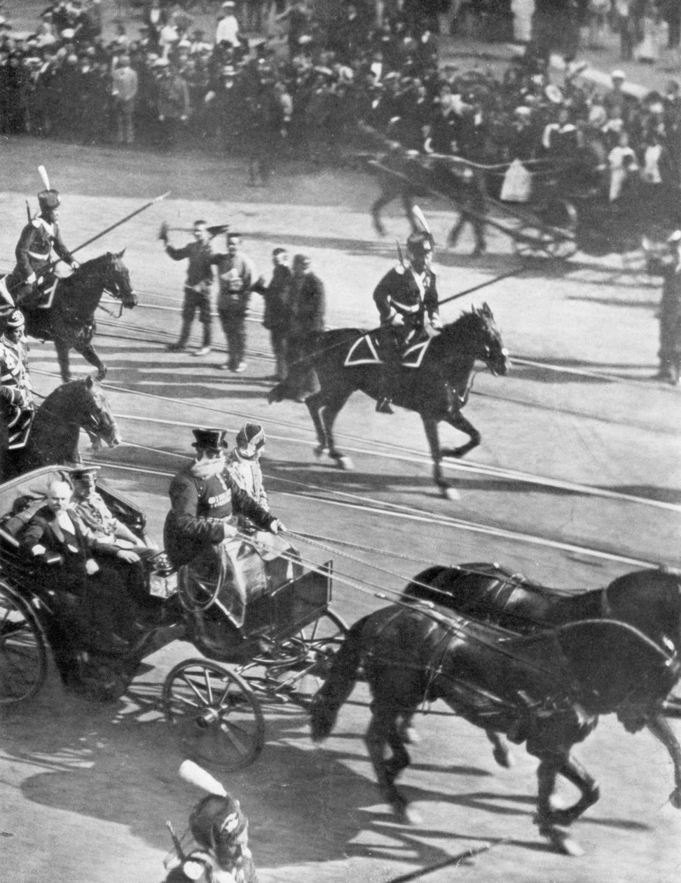 1914年7月21日，沙皇尼古拉斯二世与来访的法国总统庞加莱在俄罗斯圣彼得堡举行。 作者 不明