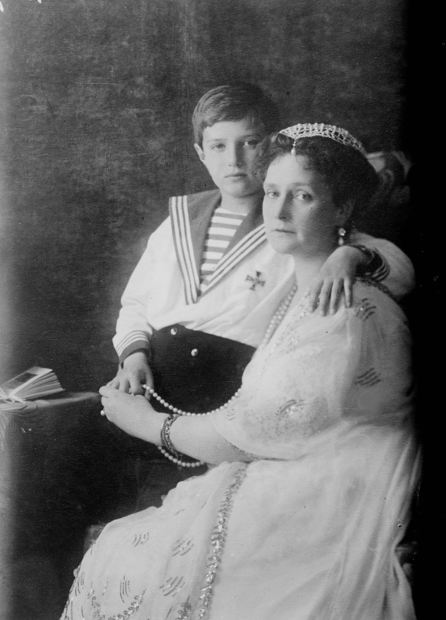 俄罗斯的Tsarevich Alexei和Tsarina Alexandra，约于1910年。 作者 不明