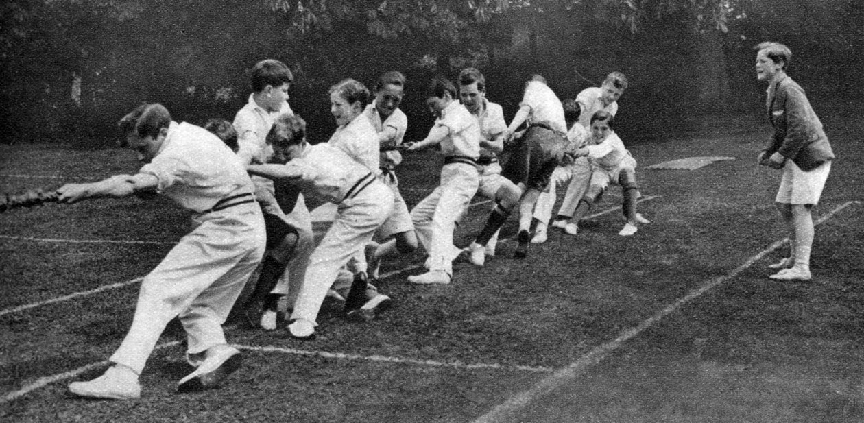 1926-1927年在伦敦米尔山小学运动会上的拔河比赛 作者 不明