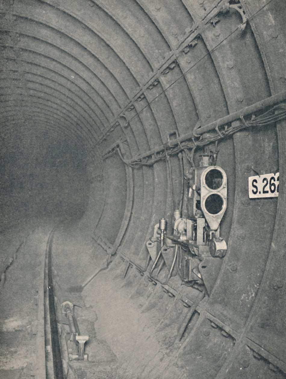 隧道信号和自动列车停车。伦敦地下铁路，1926年 作者 不明