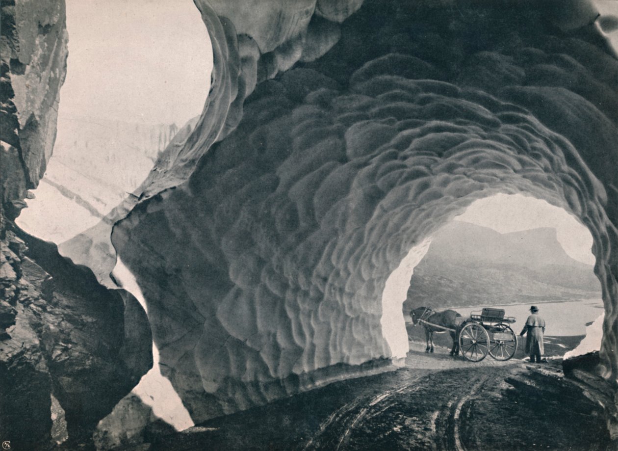 穿越雪的隧道，豪克利德山口，1914年。 作者 不明