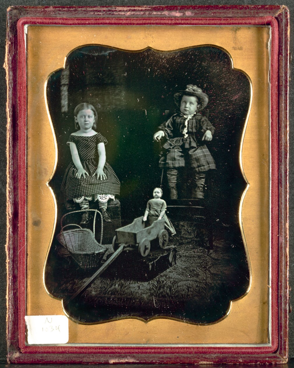两个带玩具的孩子，c。 1855年。 作者 不明