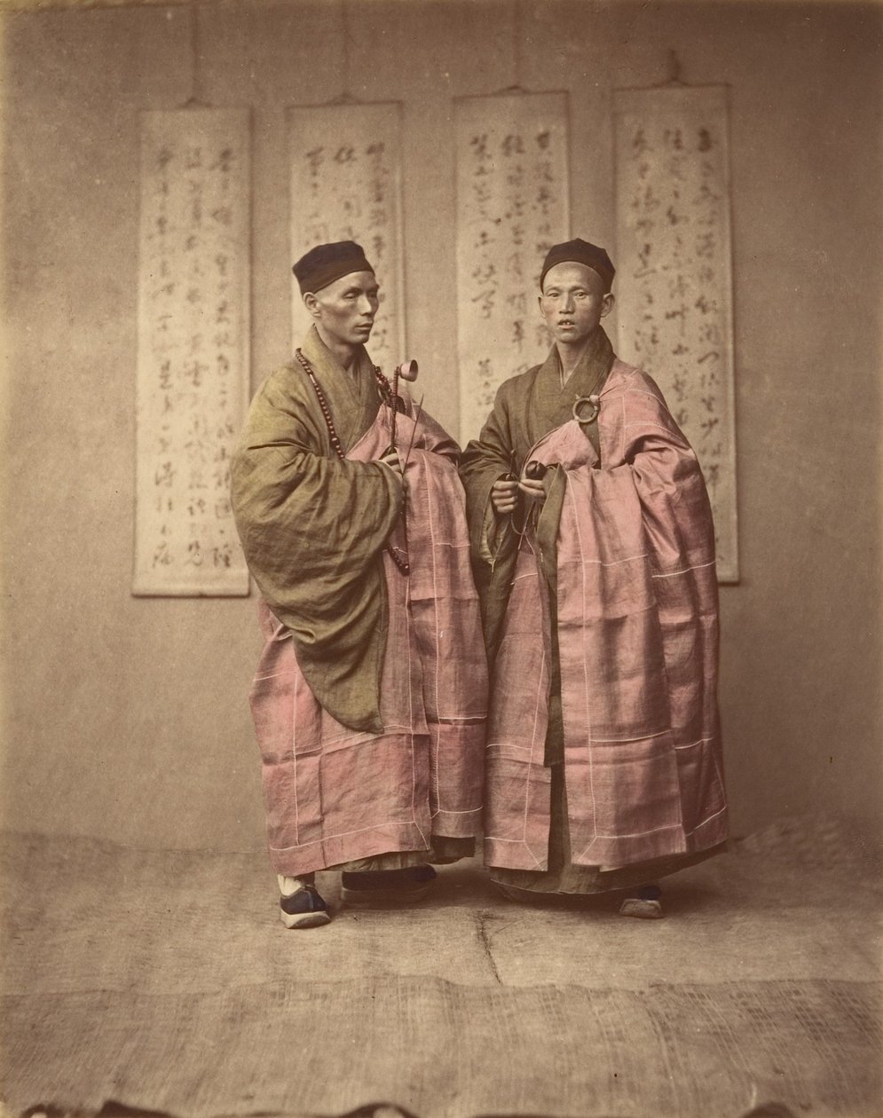 [两个穿着相配的传统服饰的中国人]，1870年代。 作者 不明