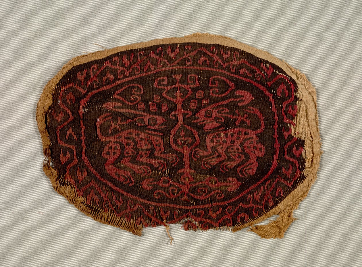 一件长袍的两只面对动物，700-800年代。 作者 不明