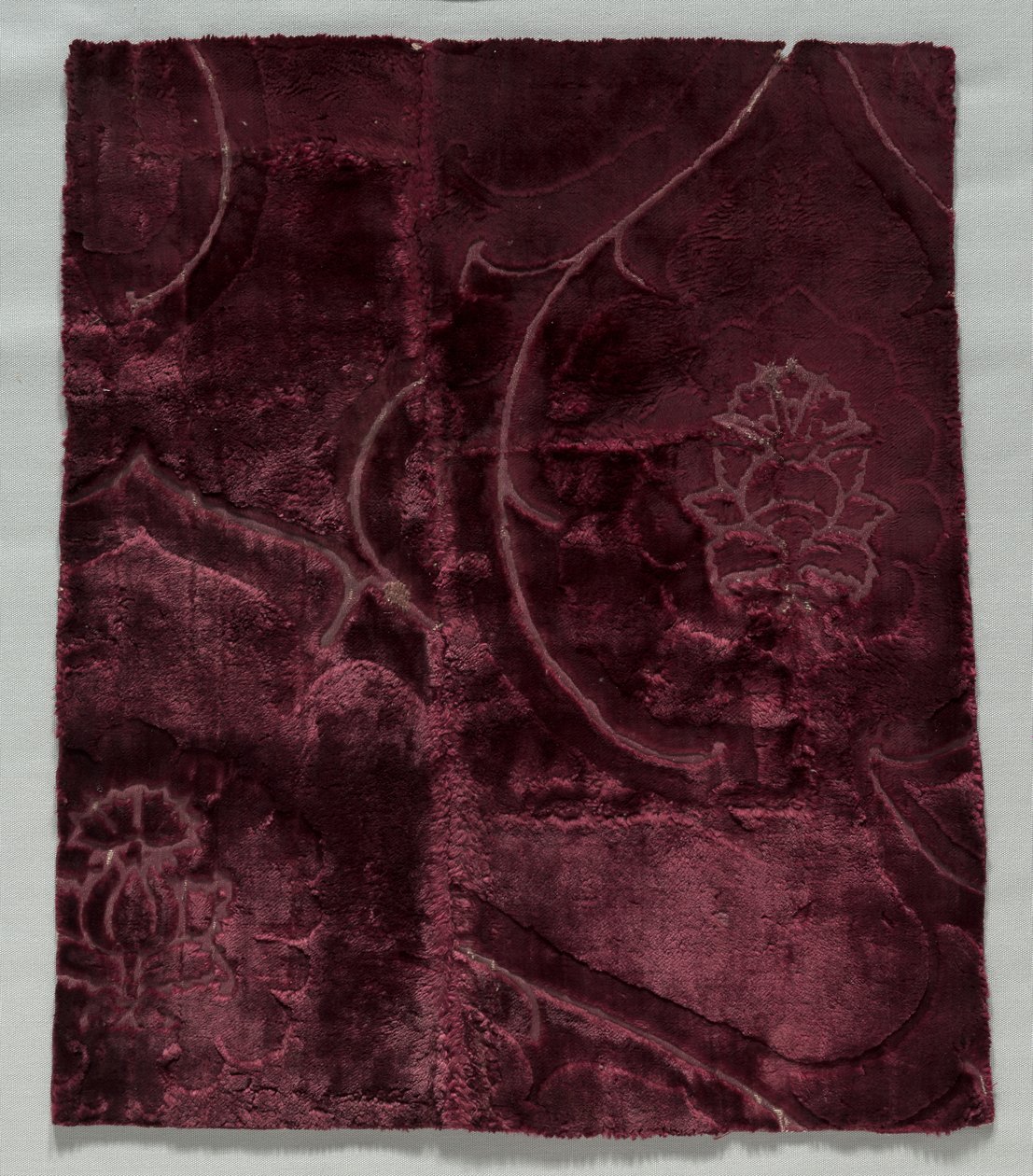 1400年代缝合在一起的两个天鹅绒碎片。 作者 不明