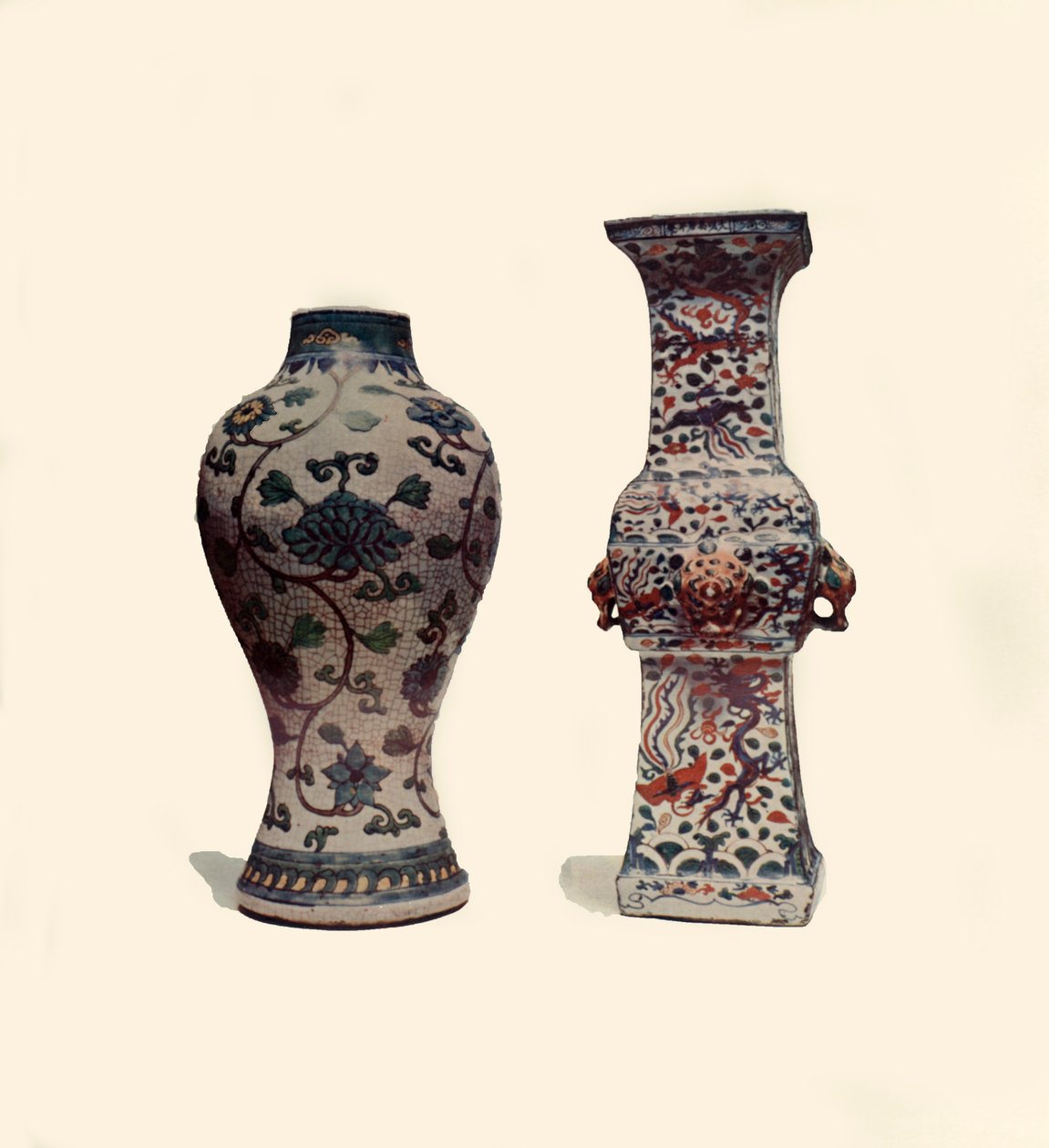 两个珐琅瓷花瓶，中国，15至17世纪，1908年。 作者 不明