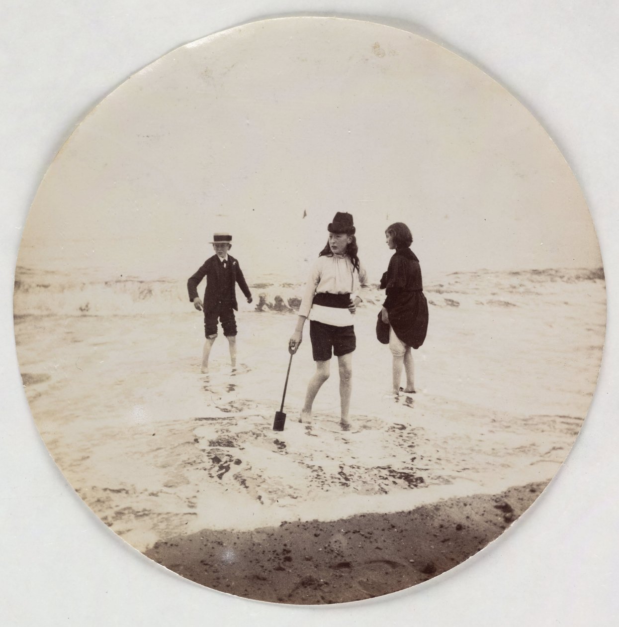 "Two girls and a boy paddling in the sea", vers les annees 1890 作者 不明