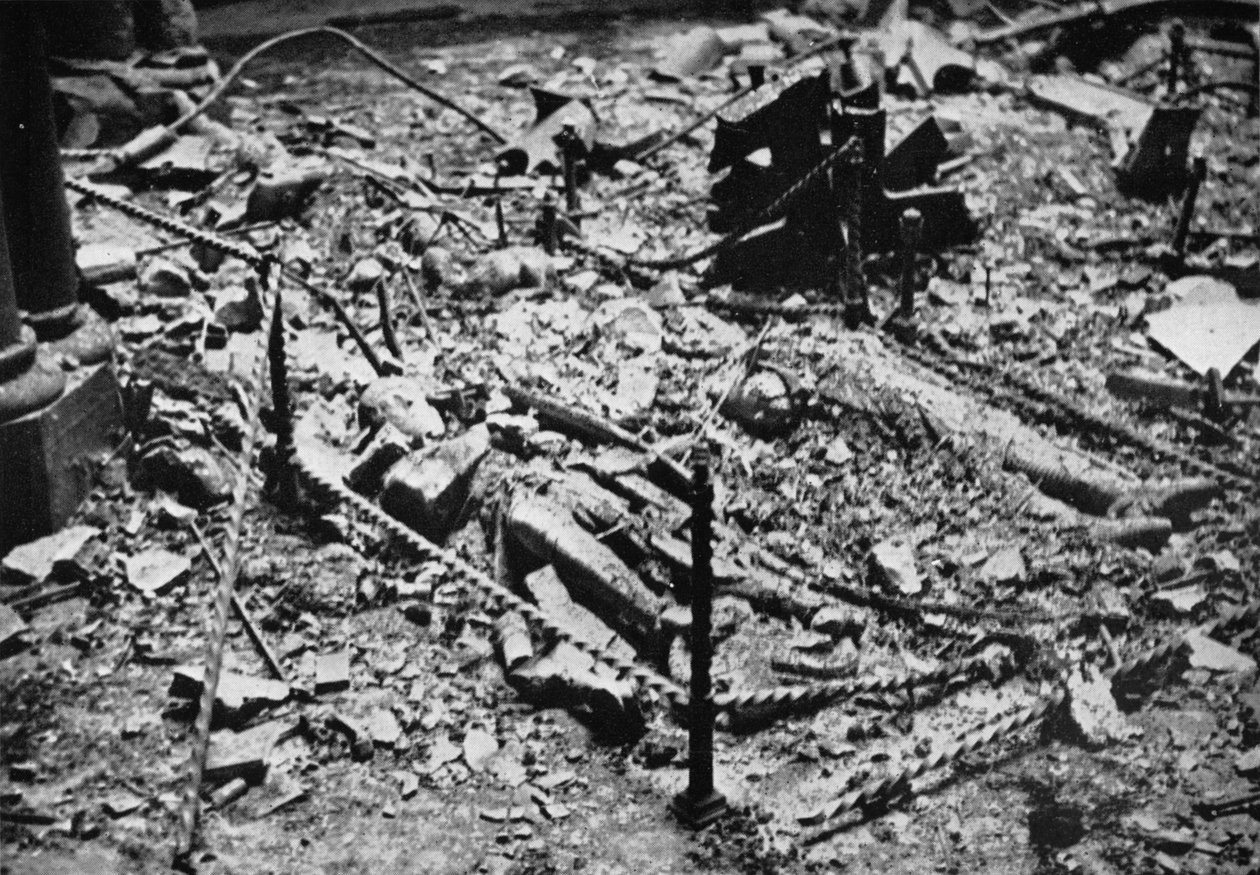 1941年，被火烧毁的圣殿教堂回合中的两个骑士雕像 作者 不明
