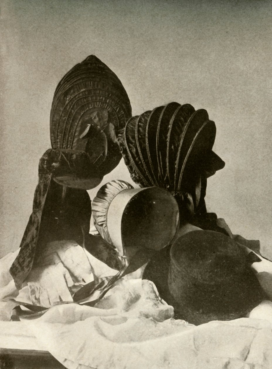 两条丝绸长袍，骑马帽，Quaker帽子，帽子，手套和裙子，摄于18世纪，1937年。 作者 不明