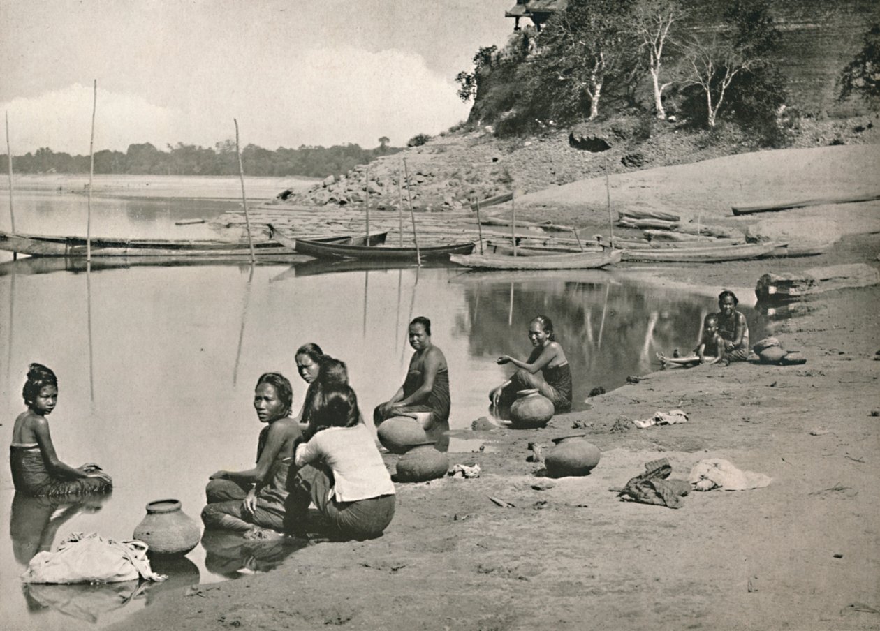 伟大的伊洛瓦底江的典型河沿场面-妇女沐浴和汲水，1900年。 作者 不明