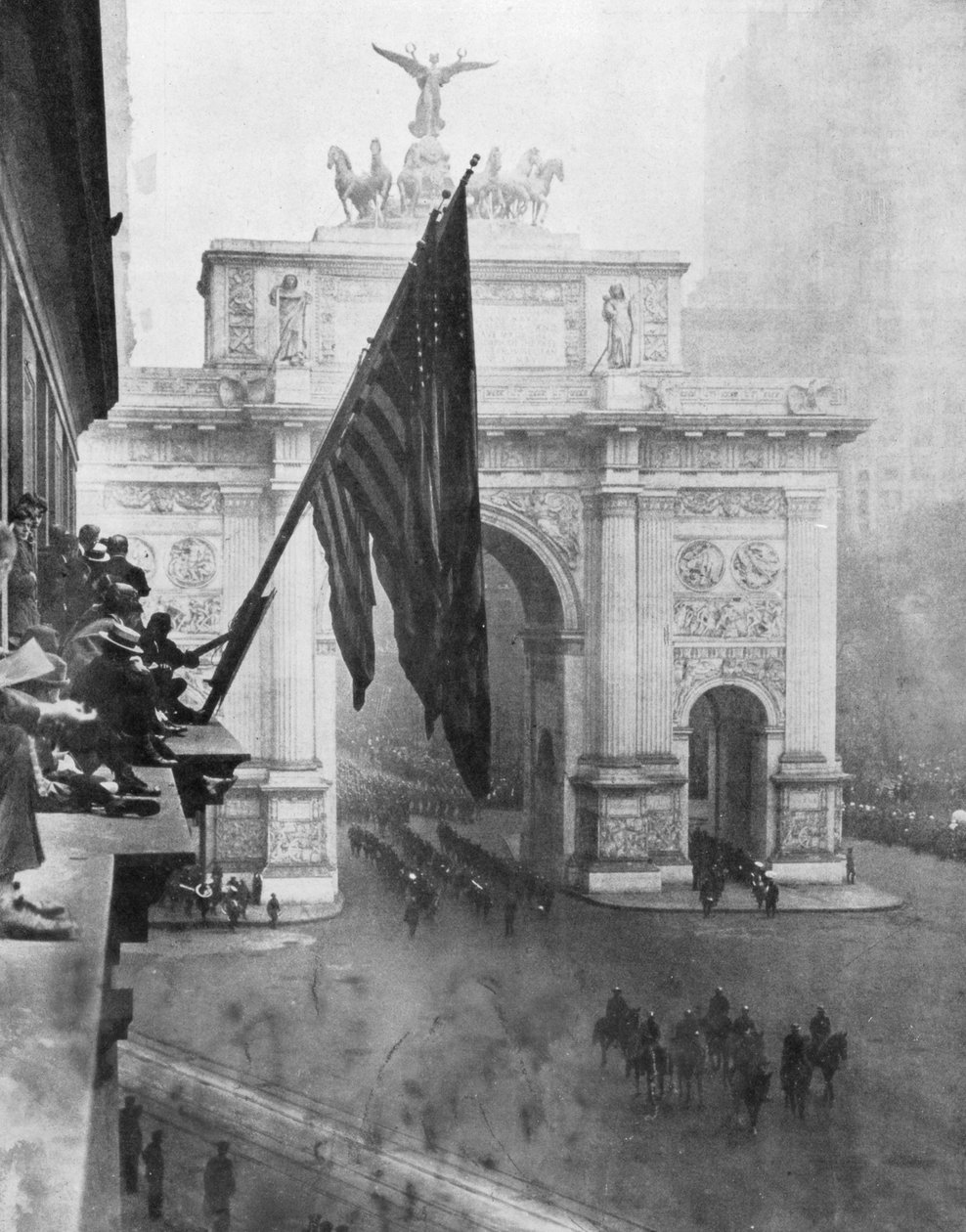 美国第一军团穿过胜利拱门，麦迪逊广场，纽约，美国，1919年9月10日 作者 不明