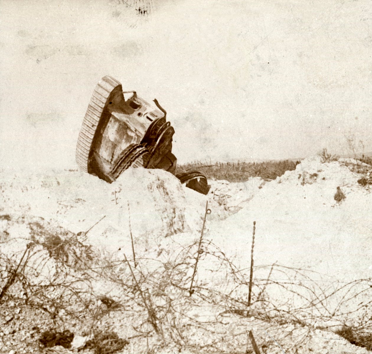 损坏的油箱的底面，c1914-c1918 作者 不明