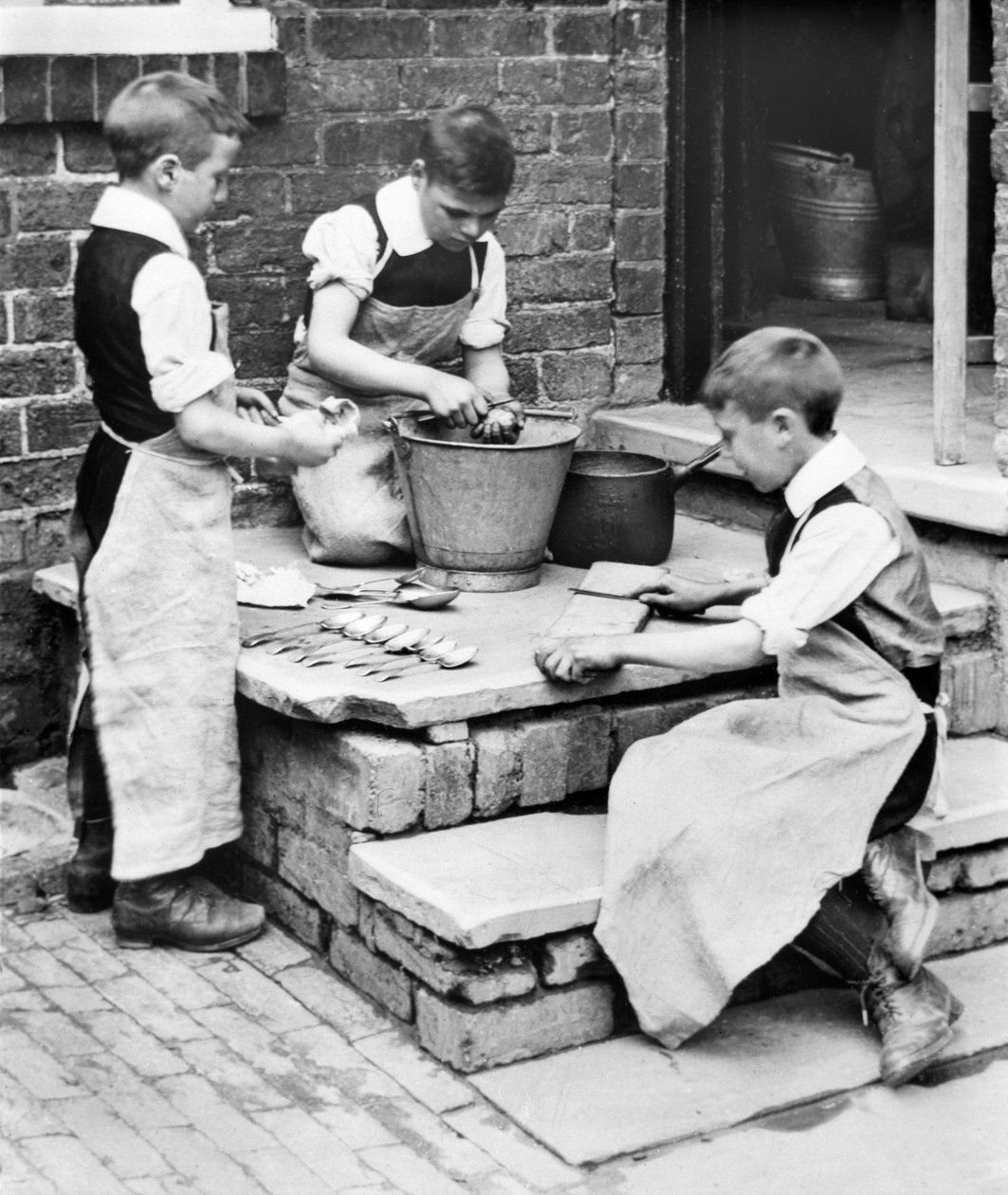 英国：工场孤儿院的男孩们在削土豆和磨刀 - Pontefract - 约1905年 作者 不明