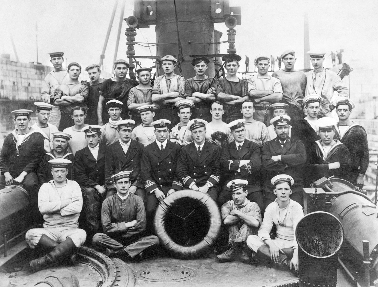 英国：H.M.T.B 98号舰的军官和舰艇，在战争的第344天 - 约1915年 作者 不明
